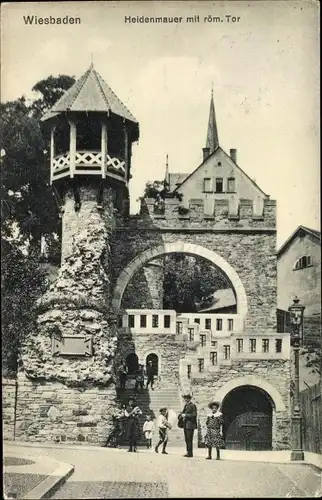 Ak Wiesbaden in Hessen, Heidenmauer mit röm. Tor