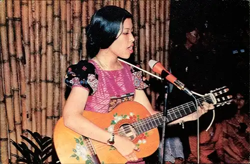 Ak Thailand, Prinzessin Chulabhorn Walailak, Valayaksana, Portrait mit Gitarre