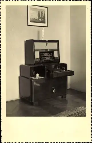 Ak Radio und Plattenspieler, Schrank
