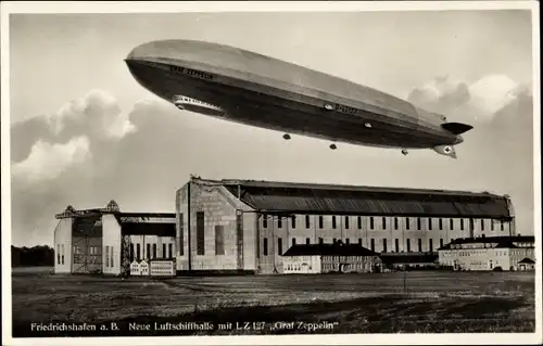 Ak Friedrichshafen am Bodensee, Luftschiff LZ 127 Graf Zeppelin über der Luftschiffhalle