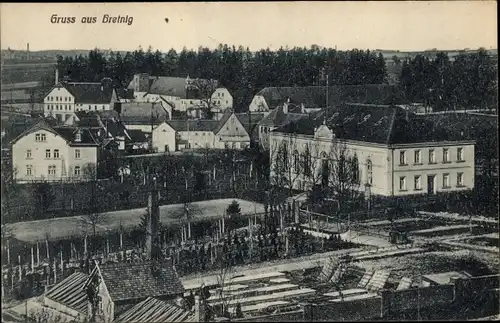 Ak Bretnig Hauswalde im Kreis Bautzen, Blick auf den Ort, Schornstein, Gärten, Turnhalle
