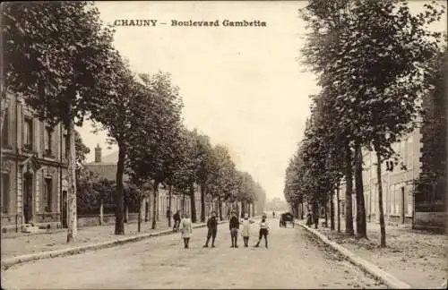 Ak Chauny Aisne, vue générale du Boulevard Gambetta, des enfants