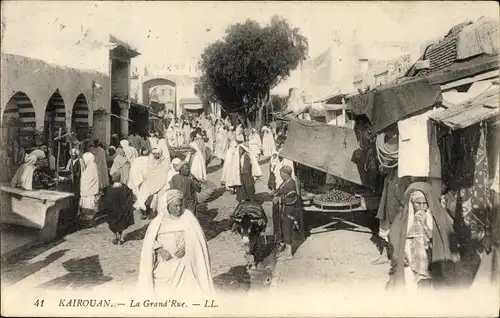 Ak Kairouan Tunesien, vue générale de la Grand'Rue, des habitants