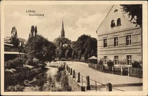 Ak Löbau in Sachsen, Brunnenweg, Kirchturm, Straße am Wasser