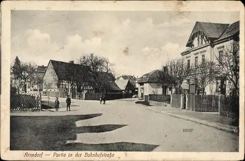 Ak Arnsdorf im Kreis Bautzen, Partie in der Bahnhofstraße, Kinder, Geschäft