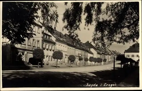 Ak Sayda im Erzgebirge, Straßenpartie, Geschäftshaus Oswald Haselbacher