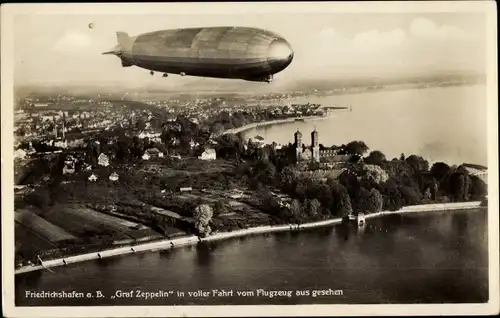 Ak Friedrichshafen am Bodensee, Luftschiff LZ 127 Graf Zeppelin in voller Fahrt, Fliegeraufnahme