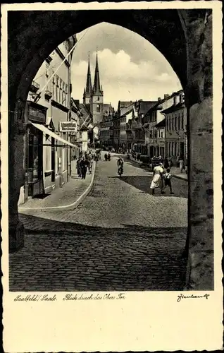 Ak Saalfeld an der Saale Thüringen, Blick durch das Obere Tor, Straßenpartie