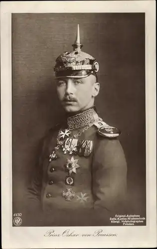 Ak Oskar Prinz von Preußen, Portrait, Pickelhaube, Uniform, Orden