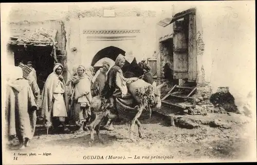 Ak Oujda Marokko, La rue principale, Männer in traditioneller Kleidung, Esel
