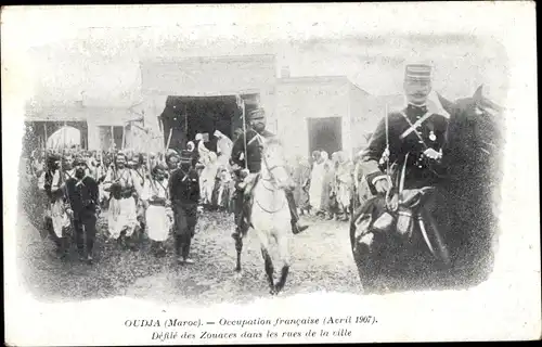 Ak Oudjda Oujda Marokko, Occupation francaise en Avril 1907, Defile des Zouaves dans les rues