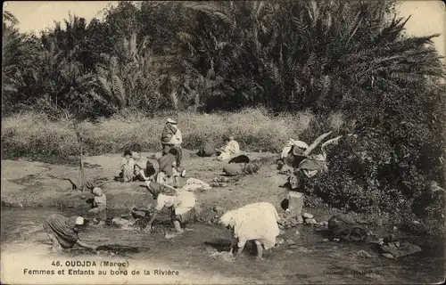 Ak Oudjda Oujda Marokko, Femmes et Enfants au bord de la Rivière