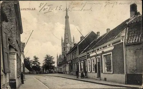 Ak Ghistel Westflandern, Straßenpartie mit Anwohnern und Kirchturm