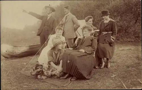 Foto Ak Gruppenaufnahme von Männern und Frauen, Kajak, Zelt, Frau als Cowgirl