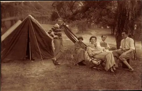 Foto Ak Männer und Frauen neben einem Zelt, Hängematte