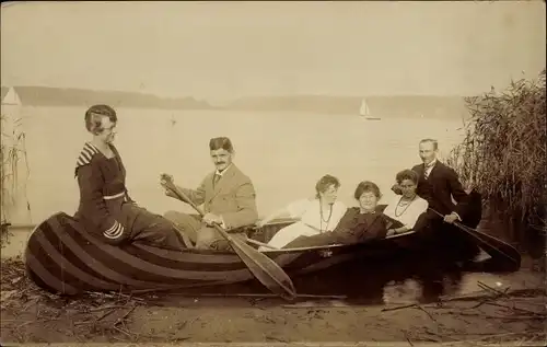 Foto Ak Männer und Frauen in einem Kanu