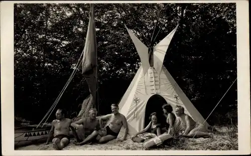 Foto Ak Männer und Frauen in Badekleidung vor einem Zelt