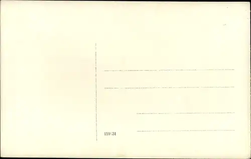 Foto Ak Portrait einer Frau in Winterkleidung vor einem Baum