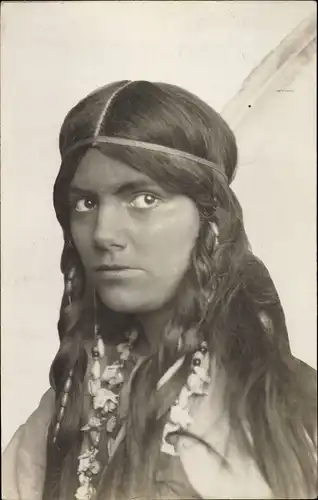 Foto Ak Portrait einer Frau im Indianerkostüm, Indianerin