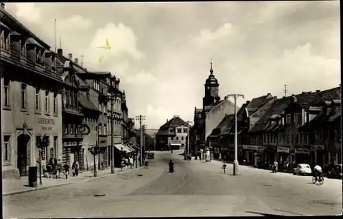 Ak Nossen in Sachsen, Stalinplatz, Kirchturm, Lebensmittelgeschäft, Uhr, Laterne