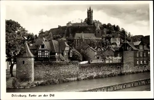 Ak Dillenburg in Hessen, Partie an der Dill, Ortsansicht mit Kirche und Burg