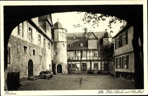 Ak Herborn in Hessen, Alte Hohe Schule mit Schulhof