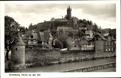 Ak Dillenburg in Hessen, Partie an der Dill, Ortsansicht mit Kirche und Schloss