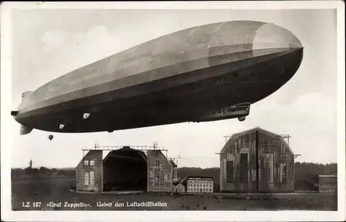 Ak Friedrichshafen am Bodensee, Luftschiff LZ 127 Graf Zeppelin über den Luftschiffhallen