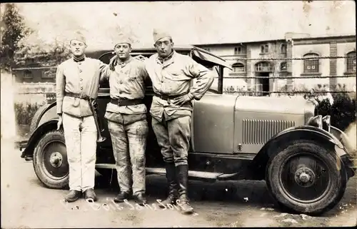 Foto Ak Französische Soldaten in Uniformen, Auto, Metz 1934