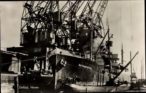 Ak Delfzijl Groningen, Haven, Frachtschiff Kathariotisa, Kräne