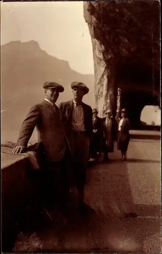 Foto Ak Männer und Frauen auf einer Gebirgsstraße, Tunnel