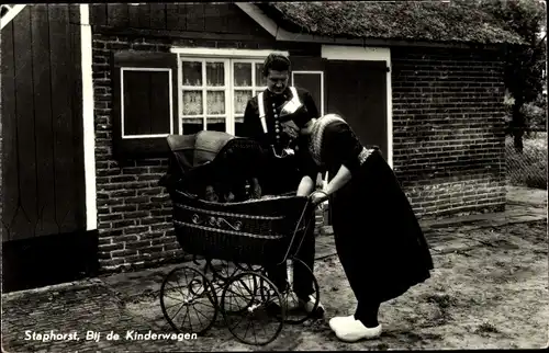 Ak Staphorst Overijssel Niederlande, Kinderwagen, Frau in Tracht