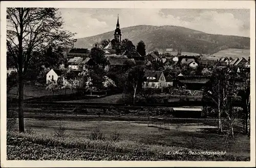 Ak Elstra in der Oberlausitz Sachsen, Totalansicht vom Ort, Blick auf die Kirche