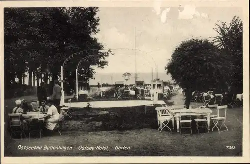 Ak Ostseebad Boltenhagen, Ostsee Hotel, Garten, Tische mit Stühlen