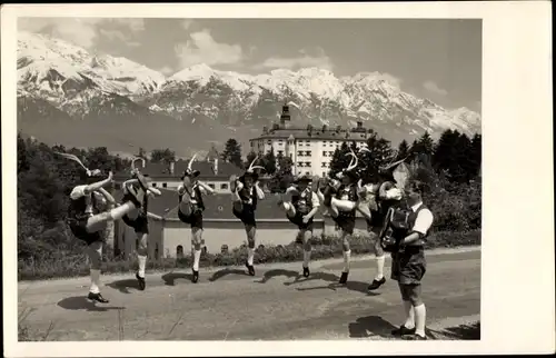 Foto Ak Tirol in Österreich, Blick auf ein Gasthaus, Österreichische Trachten