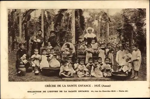 Ak Hue Annam Vietnam, Creche de la Sainte Enfance, Missionsschwester mit vietnamesischen Kindern