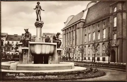 Ak Ústí nad Labem Aussig Stadt, Monumentalbrunnen und Bibliothek