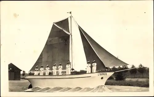 Foto Ak Segelschiff L'Ourcq, Seeleute in Uniformen