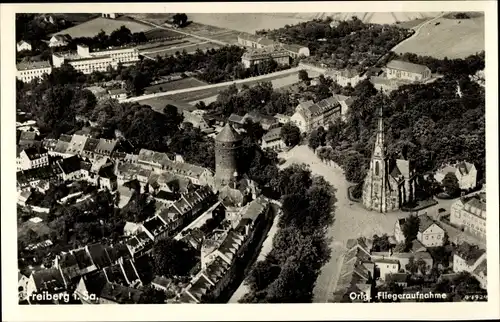 Ak Freiberg in Sachsen, Fliegeraufnahme, Kirche und Turm, Straßenpartie, Wohnhäuser