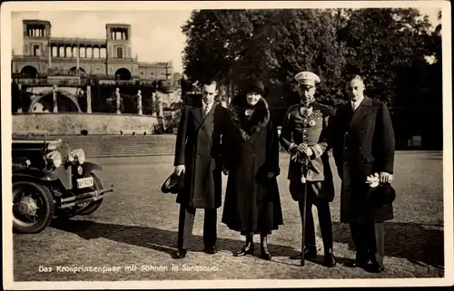 Ak Potsdam in Brandenburg, Kronprinzenpaar mit Söhnen in Sanssouci