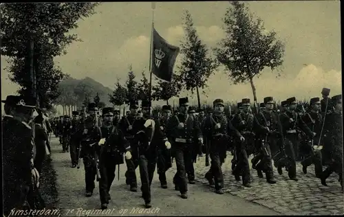 Ak Amsterdam Nordholland Niederlande, 7e Regiment op Marsch, Soldatenkolonne