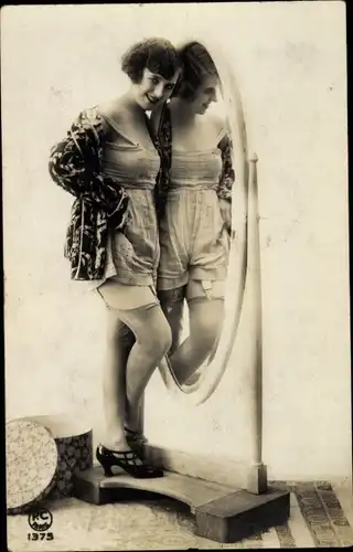 Ak Frau in Unterwäsche vor einem Standspiegel