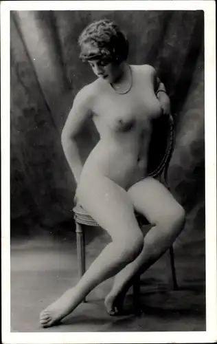 Foto Ak Nackte Frau auf einem Stuhl, Frauenakt, Busen