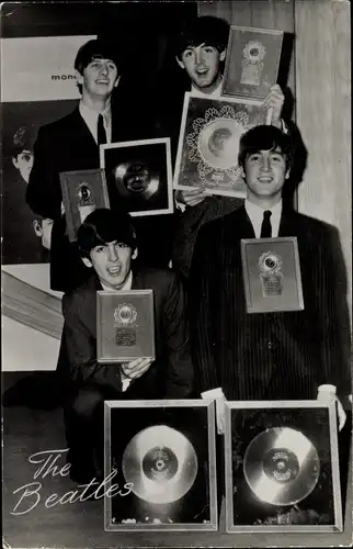 Ak Musikgruppe The Beatles, Portrait mit goldenen Schallplatten