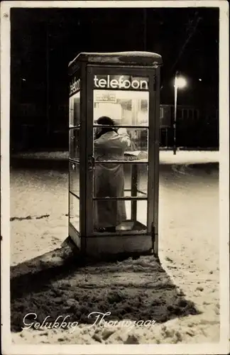 Ak Glückwunsch Neujahr, Telefonzelle bei Nacht im Winter