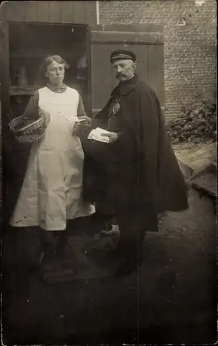 Foto Ak Postbote bringt Frau einen Brief, Portrait