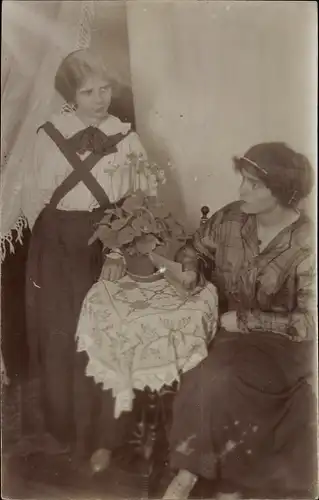 Foto Ak Frau und Mädchen an einem Tisch, Portrait