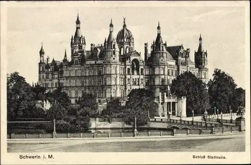 Ak Schwerin in Mecklenburg, Großherzogliches Schloss, Stadtseite, Brücke