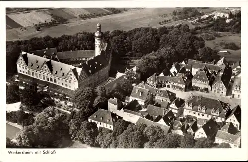 Ak Weikersheim in Tauberfranken Württemberg, Teilansicht mit Schloss, Luftbild