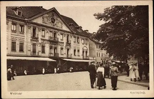 Ak Weimar in Thüringen, Blick auf den Karlsplatz, Passanten, Fürstenhof, Straßenpartie